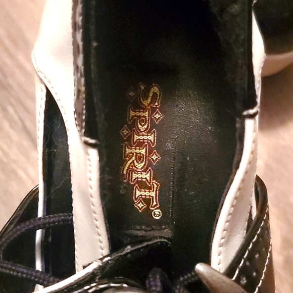 SPIRIT HALLOWEEN BLACK & WHITE HIGH HEELS SZ 9 - Picture 3 of 4